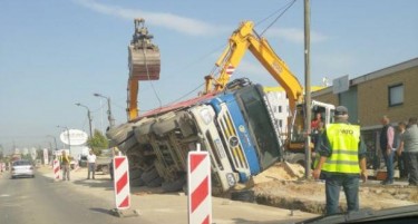 Камион се преврте на градилиште, го блокираше булеварот „Борис Трајковски“ во Скопје