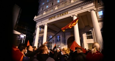 (ГАЛЕРИЈА) ТАПАНИ, ПЕСНА, РАЗВИОРЕНИ ЗНАМИЊА: Се слави пред штабот на ВМРО-ДПМНЕ во Скопје