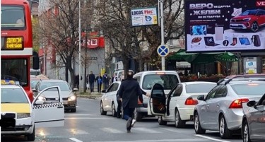 (ФОТО) Тепачка во сообраќаен хаос утринава во центарот на Скопје