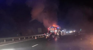Први ФОТОГРАФИИ од запалениот автобус со десетици загинати на автопатот Струма и податоци за неговата брзина