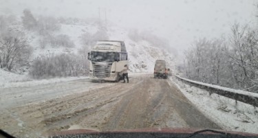 ВЕЕ СНЕГ, РИЗИК НА ПАТОТ: Воведена забрана за тешки возила на Плетвар