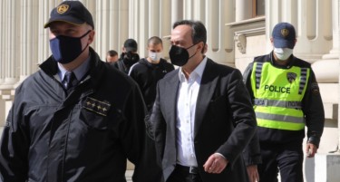 Чувар туркал новинари додека Сашо Мијалков излегувал од притвор, ЗНМ со осуда