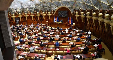 ВМРО-ДПМНЕ НЕ СЕ ОТКАЖУВА: СО 30 ПРАТЕНИЦИ ПОМАЛКУ ЌЕ СЕ ЗАШТЕДАТ МИЛИОН ЕВРА ГОДИШНО - еве ги ставовите на другите политички партии