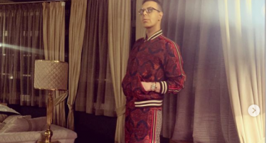 ВАКА ИЗГЛЕДА ВИЛАТА НА БОКИ 13 - Златни детали, скапоцени уметнички слики, се „пука“ од луксуз. Пишуваат српски медиуми