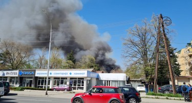 СИЛЕН ПОЖАР ВО СКОПЈЕ, СИРЕНИ НИЗ ЦЕЛ ГРАД: Гори во стара Треска