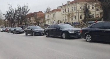 Кирил Петков пристигна во Битола, дочекан со протести