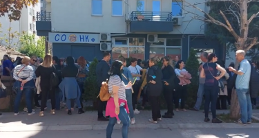 Наставници протестираа пред СОНК незадоволни од зголемувањето на платите