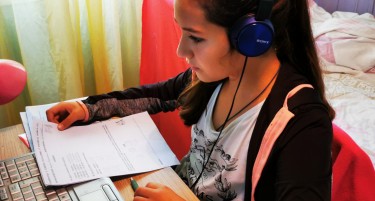 ДАЛИ КОМИСИЈАТА ЗА ЗАРАЗНИ БОЛЕСТИ ГИ ЗАБОРАВИ УЧИЛИШТАТА ЗА СТРАНСКИ ЈАЗИЦИ? Наставата сè уште е онлајн