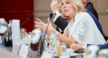 Каква порака ќе донесе денеска во Скопје Карен Донфрид