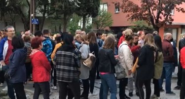 Наставниците се чувствуваат изиграни, се собраа пред СОНК и извикуваа „Оставка“