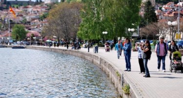 ОХРИД ЗА ПРВИ МАЈ Е ПОПОЛН ОД ВЕЛИГДЕН - има и Грци и Бугари, а некои откажале поради лошите временски прогнози