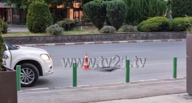Голема дупка во асфалтот се отвори на булеварот ВМРО