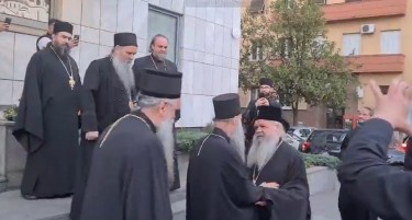 ИСТОРИСКА СЦЕНА ПРЕД ХРАМОТ НА СВЕТИ САВА: Литургијата на помирување меѓу МПЦ-ОА и СПЦ ќе почне во 9 часот (ВИДЕО)