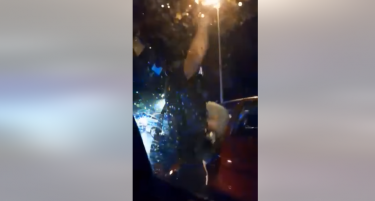 (ВИДЕО) ВИДИ ГО! ГО СНИМИВ, ГО СНИМИВ - исплива шокантна снимка од синоќешната тепачка на навивачите со полицијата во Хрватска