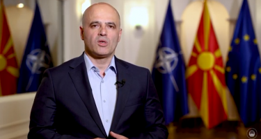 ПРЕМИЕРОТ КОВАЧЕВСКИ СНИМИ ВИДЕО - им се заблагодари на сите министри од неговата и од Владата на Заев за платата над 30 илјади денари