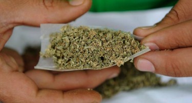 ПОЛИЦИЈАТА ЛОВИ ДРОГА ПО КАФУЛИЊА НИЗ СКОПЈЕ - вчера дури 12-мина завршија приведени