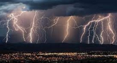 ЌЕ ВРНЕ, ЌЕ ДУВА И СИЛНО ЌЕ ГРМИ, ВНИМАВАЈТЕ - прогнозата за попладнево и утре не е убава