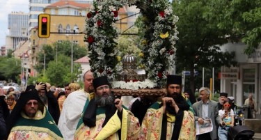 (ФОТО) БПЦ направи поворка со моштите на Кирил и Методиј низ Софија