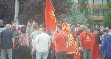 ГО НАПРАВИ ОНА ШТО СЕКОЈ МАКЕДОНЕЦ ТРЕБАШЕ, ХЕРОЈСКИ И ПАРТИЗАНСКИ ЧИН - во Битола почна протестот за поддршка на Ламбе Алабаковски