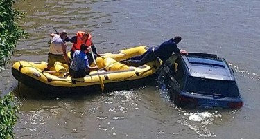 Македонец со автомобил излетал во реката Босна, по што полицајци со чамец го спасувале
