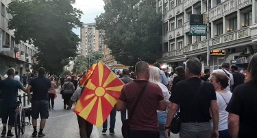 (ГАЛЕРИЈА) Граѓани се упатуваат кон Владата каде ќе се одржи протестот организиран од ВМРО-ДПМНЕ