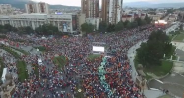 (ВИДЕО) МИЦКОСКИ ОБЈАВИ СНИМКА ОД ДРОН OД ПРОТЕСТОТ: Величествена ноќ, енергија и сила за промени