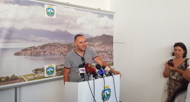 КОНТРОВЕРЗНИОТ СОВЕТНИК НЕФИ УСЕНИ ПОВТОРНО СЕ СТЕПА ВО ОПШТИНА ОХРИД: Тупаници за тезгите на охридскиот кеј