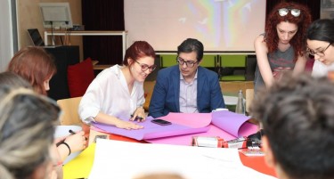 ПРЕТСЕДАТЕЛОТ ПЕНДАРОВСКИ ОЧЕКУВА ДЕНЕШНАТА ПАРАДА НА ГОРДОСТА ДА ПОМИНЕ ВО МИРНА АТМОСФЕРА - да покажеме солидарност со нашите сограѓани