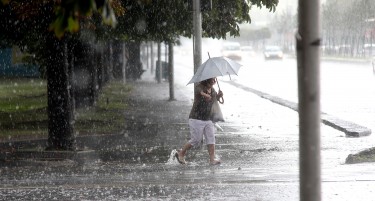 ВНИМАВАЈТЕ - ЗА ПОПЛАДНЕ СЕ СПРЕМА ПОРОЕН ДОЖД, А И ЌЕ ГРМИ - еве какво време се очекува
