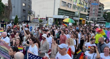 (ГАЛЕРИЈА) ПАРАДАТА НА ГОРДОСТА НИЗ ФОТОГРАФИИ - кој се дојде и и даде поддршка на ЛГБТИ заедницата