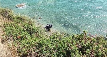 (ФОТО) ВО БЛИЗИНА НА НЕА КАЛИКРАТИЈА ВО МОРЕ ПАДНА МАКЕДОНСКИ АВТОМОБИЛ - имал скопски регистарски таблички, нема повредени