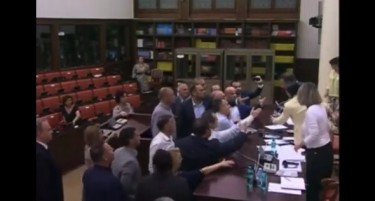 ОБЈАВЕНО УШТЕ ЕДНО ВИДЕО: Адеми си ја исече раката удирајќи го Милошоски