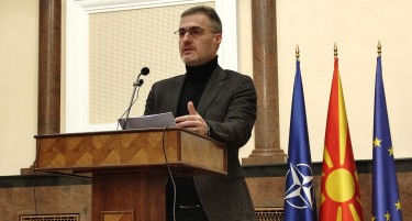 ЕВЕ КОЈ ЈА ДОБИ ЧАШАТА ВО ГЛАВА ОД АДЕМИ - пратеникот Елми Азири од Алијанса вели дека срамот го видела целата јавност