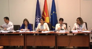 НОВИ ТЕНЗИИ ВО СОБРАНИЕТО: Пратеници застанаа пред бирото на Арта Биљали-Зендели