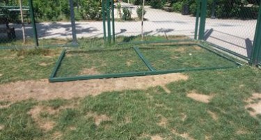 МЕТАЛНАТА ВРАТА ПАДНА ВРЗ ГРБОТ НА МОЈОТ СИН, ИМА СКРШЕНИЦА НА Р’БЕТОТ: Игралиштето во Аеродром е опасно подолго време, мајката на повреденото дете сведочи за Фактор