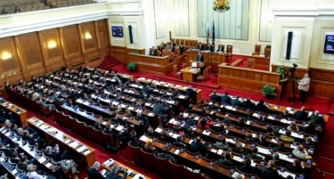 „СЕ УШТЕ ИМАМЕ МОЖНОСТ ДА НЕ ИЗВРШИМЕ НАЦИОНАЛНО ПРЕДАВСТВО“ - партијата Преродба бара поништување на одлуката на бугарското Собрание за кревање на ветото