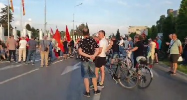 (ВИДЕО) Група граѓани протестираше пред Владата, извикуваа „Таче ти си предавник“