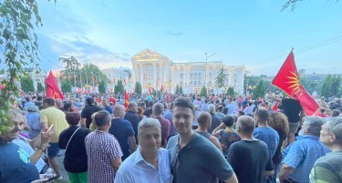 Ѓорѓе Иванов со синот на протест пред Влада