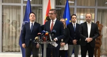 Мицкоски по средбата со Ковачевски: Неприфатливо е влегувањето на Бугарите во Уставот