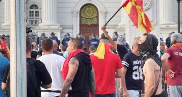 Eскалира протестот пред Владата, има судири со полицијата, извикуваат „Станете Македонци“