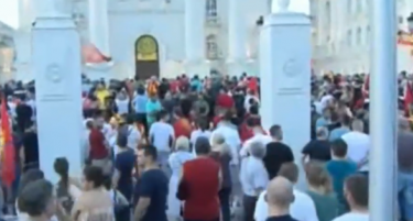 Дел од демонстрантите влегоа во дворот на Владата