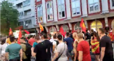 Револтираните демонстранти се префрлија пред Собранието, маваат со јајца