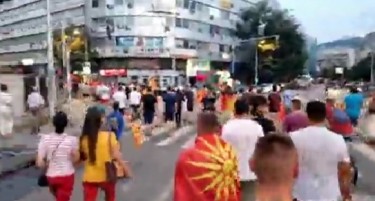 ФАКТОР НА ДЕНОТ: Тензични протести пред Владата и Собранието, демонстрантите маваа со јајца