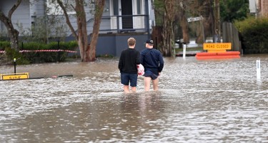 Стотици куќи под вода во најголемиот град во Австралија, надлежните велат дека има опасност од нови поплави (ФОТО)