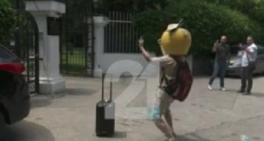 (ВИДЕО) Каква порака испрати мажот кој со јаболко на главата изведе  перформанс пред Клубот на пратеници?