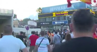 Кај плоштадот Скендербег неколку лица ги гаѓаа демонстрантите