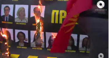 Демонстрантите запалија фотографија на која ги има пратениците