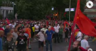 Повредени се двајца полицајци - приведено е лице кое со чекан одело кон Собранието