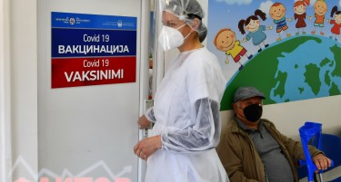 „ВИРУСОТ МУТИРА ПОБРЗО ОД ПРОИЗВОДСТВОТО НА НОВИ ВАКЦИНИ“: Почна вакцинацијата против ковид со четврта доза