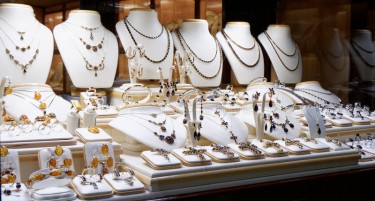 Битолчанец ограбил накит од 31.500 евра додека сопственикот на продавницата го услужувал